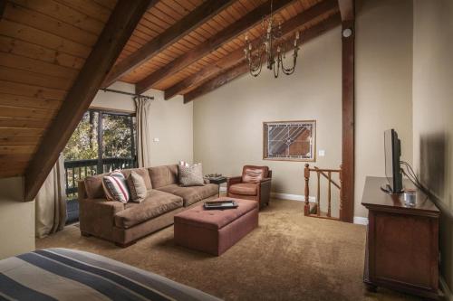 TREETOP CABIN Modern Luxe 2 Level 1700 sqft Deck Treetop View In Village - image 9