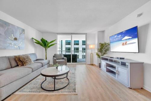 Stunning 1 BDR 1 BTH • Brickell • Bay & City Views in Miami, USA