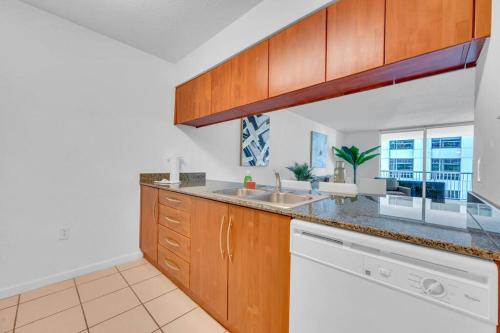 Stunning 1 BDR 1 BTH • Brickell • Bay & City Views in Miami, USA