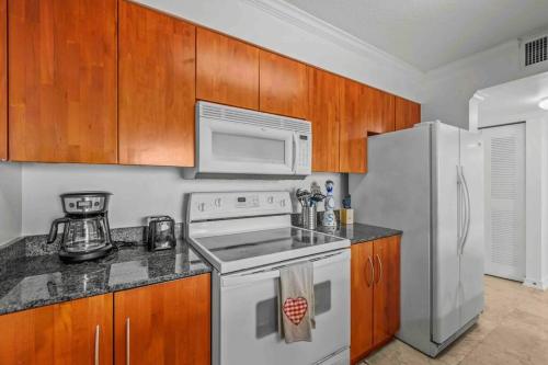 Exquisite 1 Bed • 33 Floor •Brickell • Ocean Views in Miami, USA