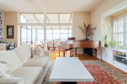 Dreamy 3-Story House : Sunroom + City Skyline View