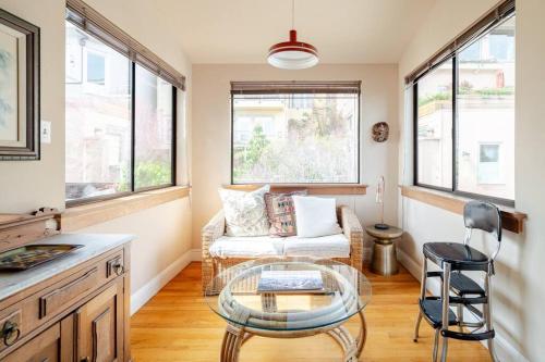 Dreamy 3-Story House : Sunroom + City Skyline View