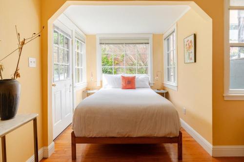 Dreamy 3-Story House : Sunroom + City Skyline View