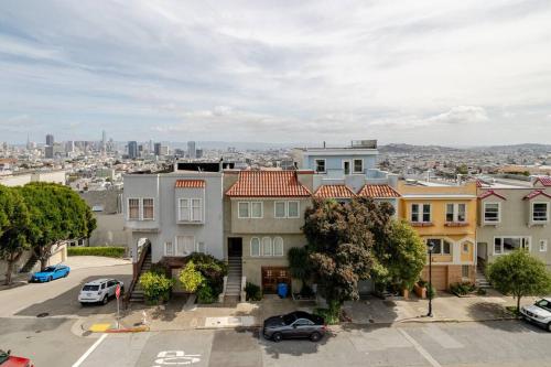 Dreamy 3-Story House : Sunroom + City Skyline View