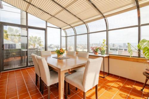 Dreamy 3-Story House : Sunroom + City Skyline View