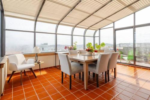 Dreamy 3-Story House : Sunroom + City Skyline View