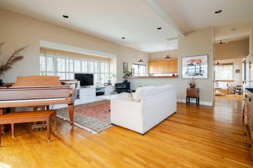 Dreamy 3-Story House : Sunroom + City Skyline View