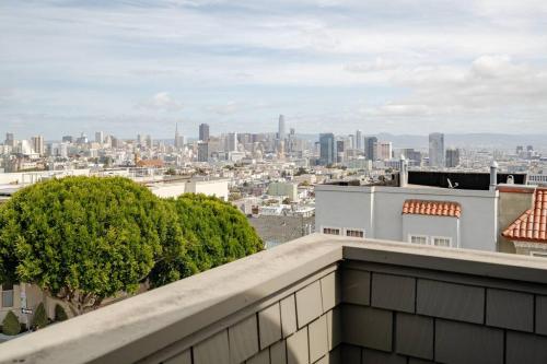 Dreamy 3-Story House : Sunroom + City Skyline View