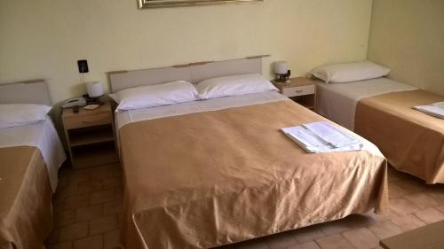1 queen bed, 2 twin beds