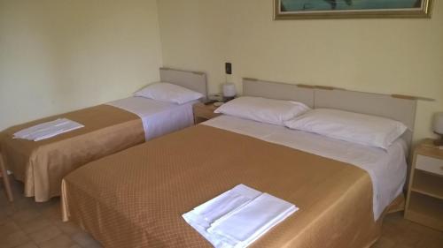 1 queen bed, 1 twin bed