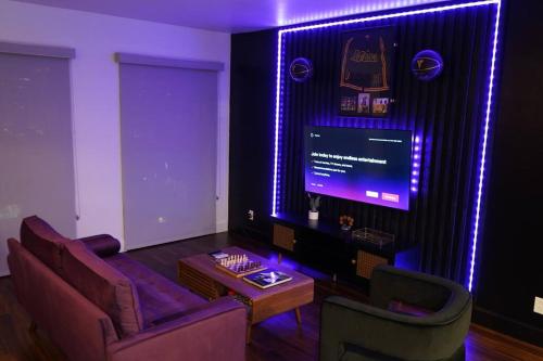 Downtown LA - Mamba Suite - Free Indoor Parking! detail