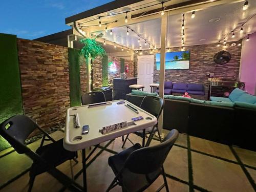 設施, Vacay Spot experience Luna Sky! 65" TV BAR, BBQ, SHOWER massage jets, music, go to FL Keys in 佛羅里達州霍姆斯特德(FL)