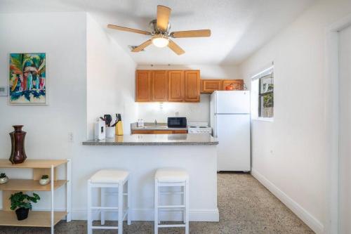 Charming 2 bed 1 bath Gem 10 min to Beach! in Fort Lauderdale, USA