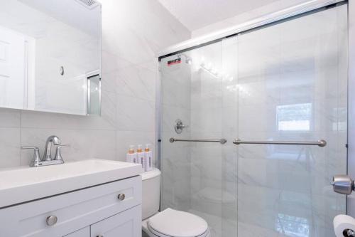 Charming 2 bed 1 bath Gem 10 min to Beach! in Fort Lauderdale, USA