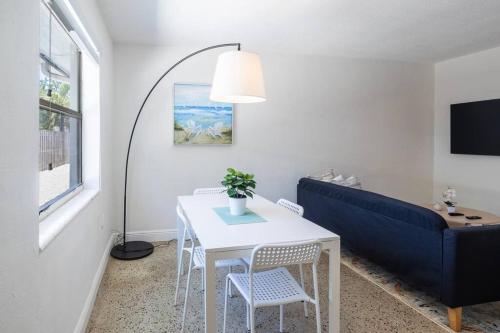 Charming 2 bed 1 bath Gem 10 min to Beach! - Tap to explore photos