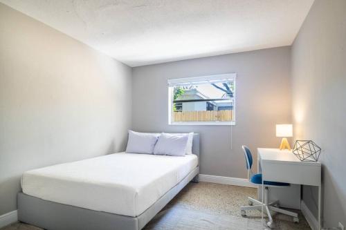 Charming 2 bed 1 bath Gem 10 min to Beach! in Fort Lauderdale, USA