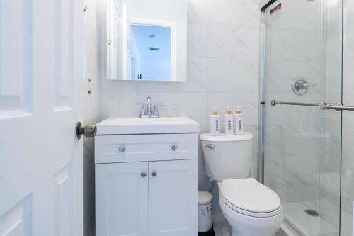 Charming 2 bed 1 bath Gem 10 min to Beach! in Fort Lauderdale, USA
