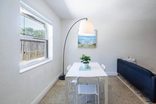 Charming 2 bed 1 bath Gem 10 min to Beach! in Fort Lauderdale, USA