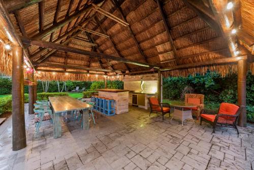 Blockchain · Acre Lot w/ Pool-Hot Tub-Bars-Tiki-Games-Theater! in Miami, USA