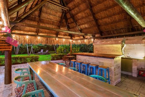 Blockchain · Acre Lot w/ Pool-Hot Tub-Bars-Tiki-Games-Theater! in Miami, USA