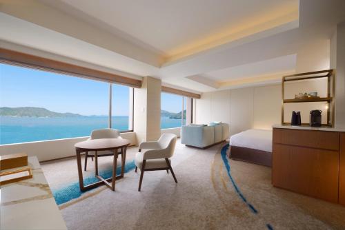 Suite with Sea View - Club Lounge Access