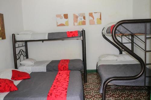 1 double bed, 2 twin beds