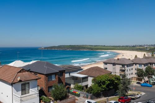 Stunning Maroubra Beachview Apt with Parking - image 2