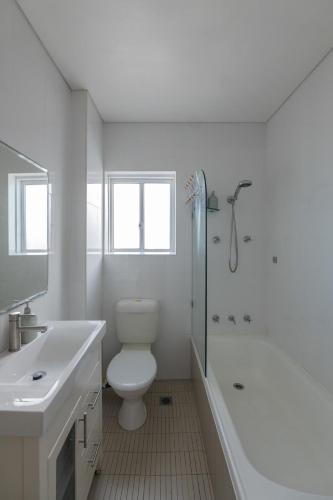Stunning Maroubra Beachview Apt with Parking - image 11