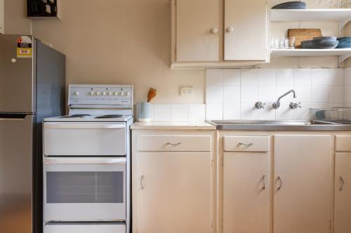 Light-Filled Paddington Studio with Parking - image 3
