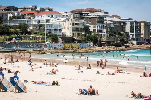 Stylish Sun Drenched North Bondi Beach Oasis - image 14