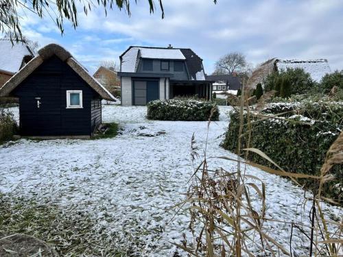 Attractive holiday home by the lake