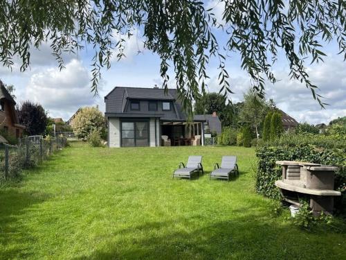 Attractive holiday home by the lake