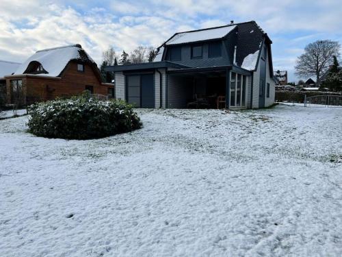 Attractive holiday home by the lake