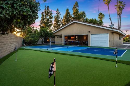 Disney Pickle n Putt: Pickleball + Putting Green + 5 BR + 3 mi to Disney in Anaheim, USA