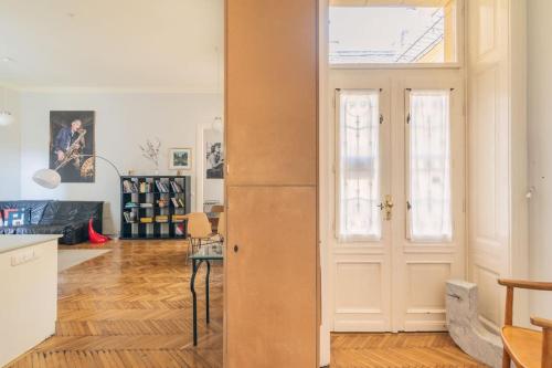StylishLarge & Bright Loft in City Center by NW - image 6