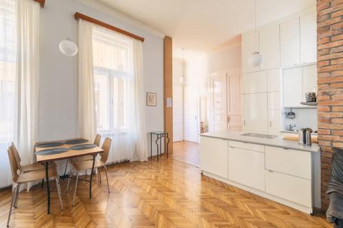 StylishLarge & Bright Loft in City Center by NW - image 9