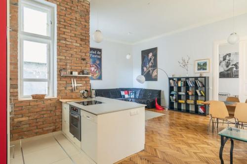 StylishLarge & Bright Loft in City Center by NW - image 12