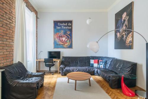 StylishLarge & Bright Loft in City Center by NW - image 14