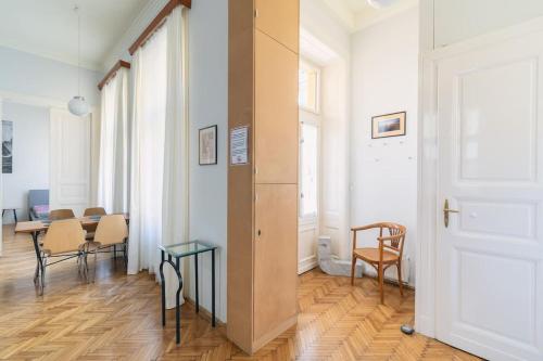 StylishLarge & Bright Loft in City Center by NW - image 13