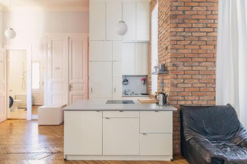 StylishLarge & Bright Loft in City Center by NW - main image