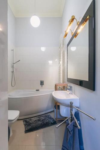 StylishLarge & Bright Loft in City Center by NW - image 4