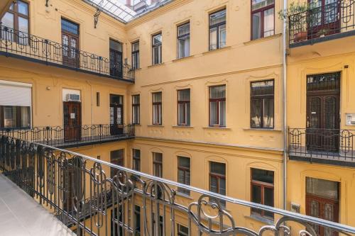 StylishLarge & Bright Loft in City Center by NW - image 5