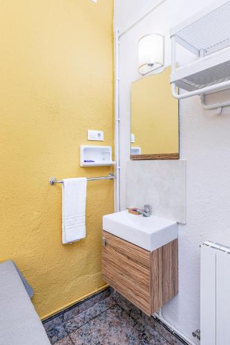 Single Room with Shared Bathroom image 3