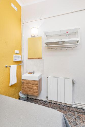 Single Room with Shared Bathroom image 4