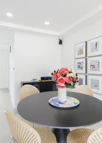 Deluxe Townhouse for 14 People with High-Speed Wi-Fi Parking and Netflix Bangkok 