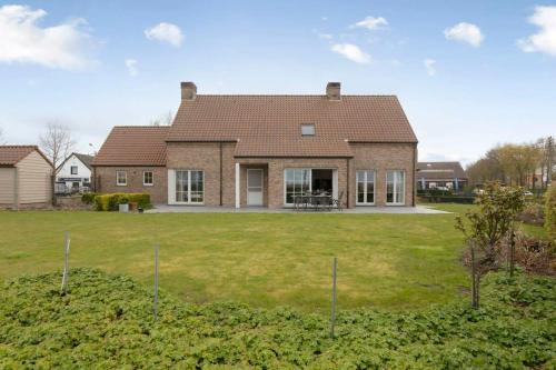 Family house with a beautiful view in Damme