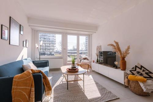 Lovely, sunny flat just around the corner from the beach and the sea