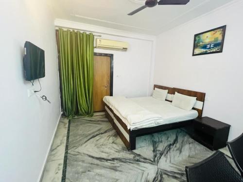 Hotel Saket Place - Near Saket Metro