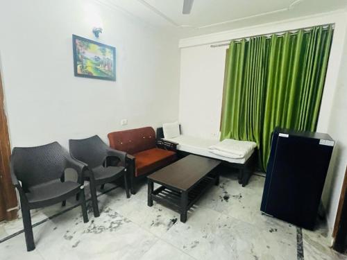 Hotel Saket Place - Near Saket Metro