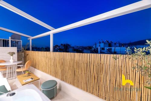 Athens Love Nest: City & Sea Views, Patio & Hottub, Ateny